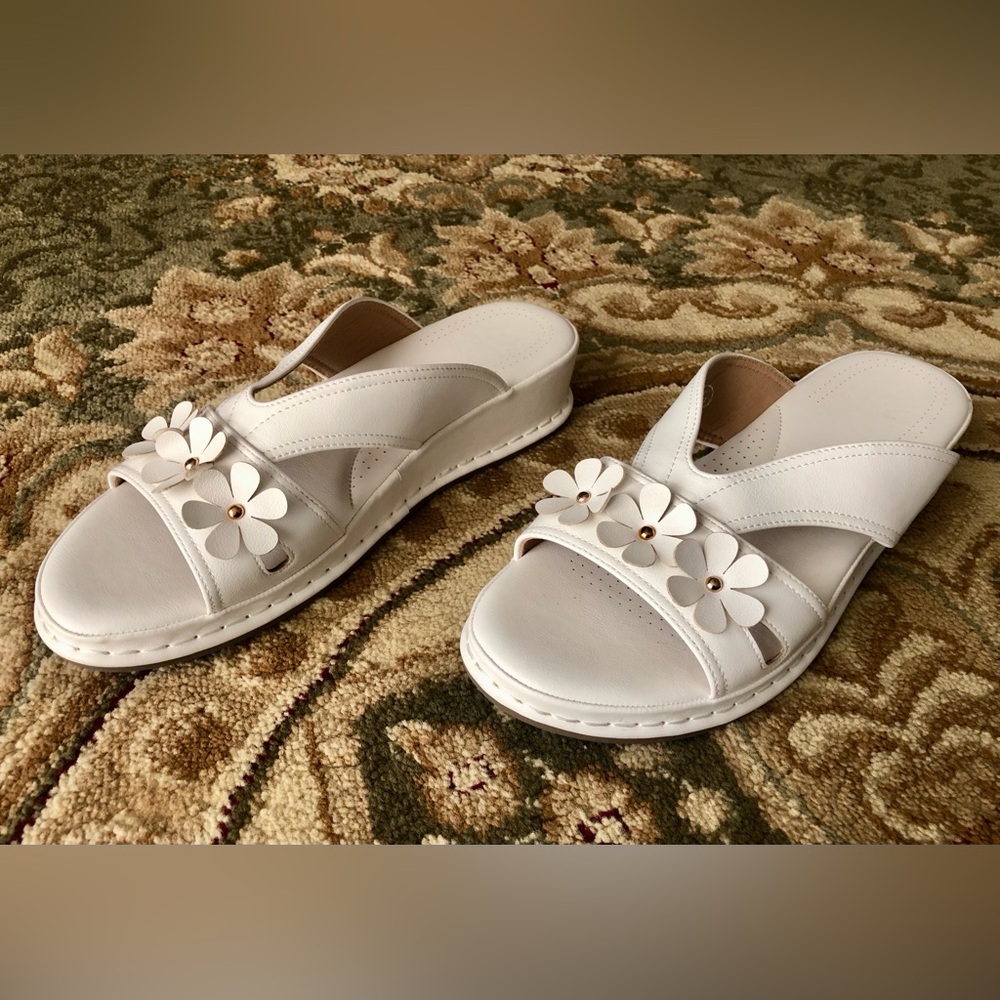 Women’s White Floral Slide Sandals